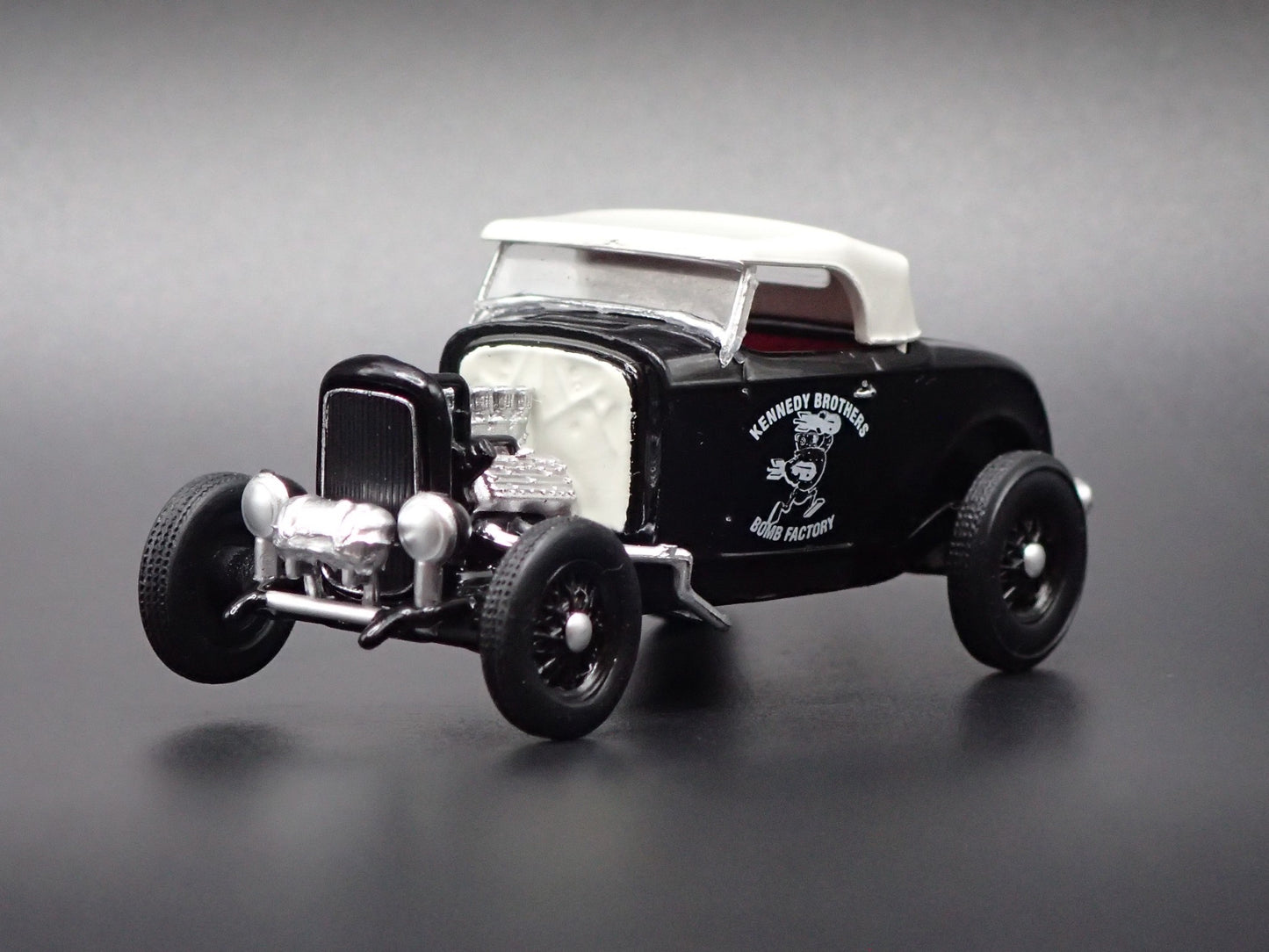 1932 32 FORD ROADSTER HOT ROD KENNEDY BROTHERS 1:64 SCALE DIECAST MODEL CAR