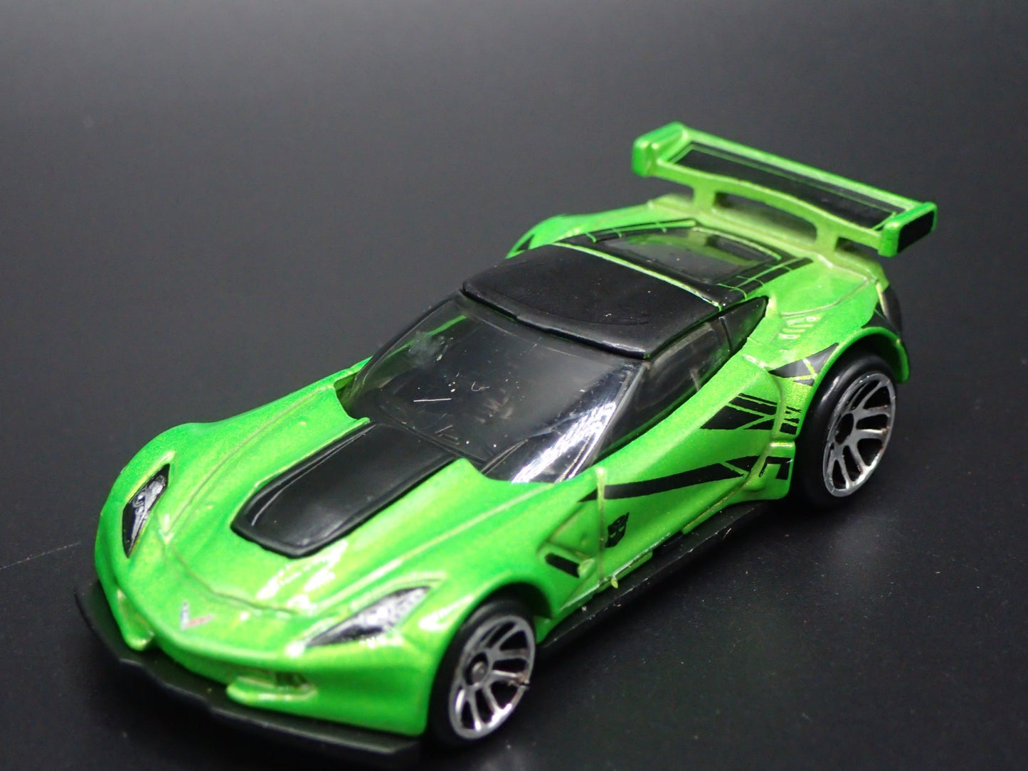 CHEVY CHEVROLET CORVETTE C7.R TRANSFORMERS 1/64 SCALE DIORAMA DIECAST MODEL CAR