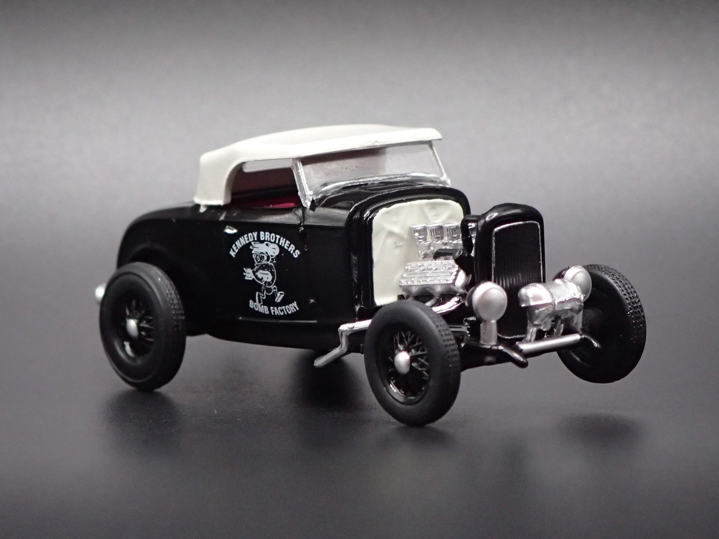1932 32 FORD ROADSTER HOT ROD KENNEDY BROTHERS 1:64 SCALE DIECAST MODEL CAR