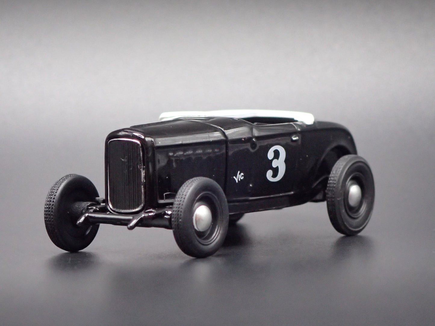 1932 32 FORD ROADSTER HOT ROD BLACK 1:64 SCALE DIORAMA DIECAST MODEL CAR