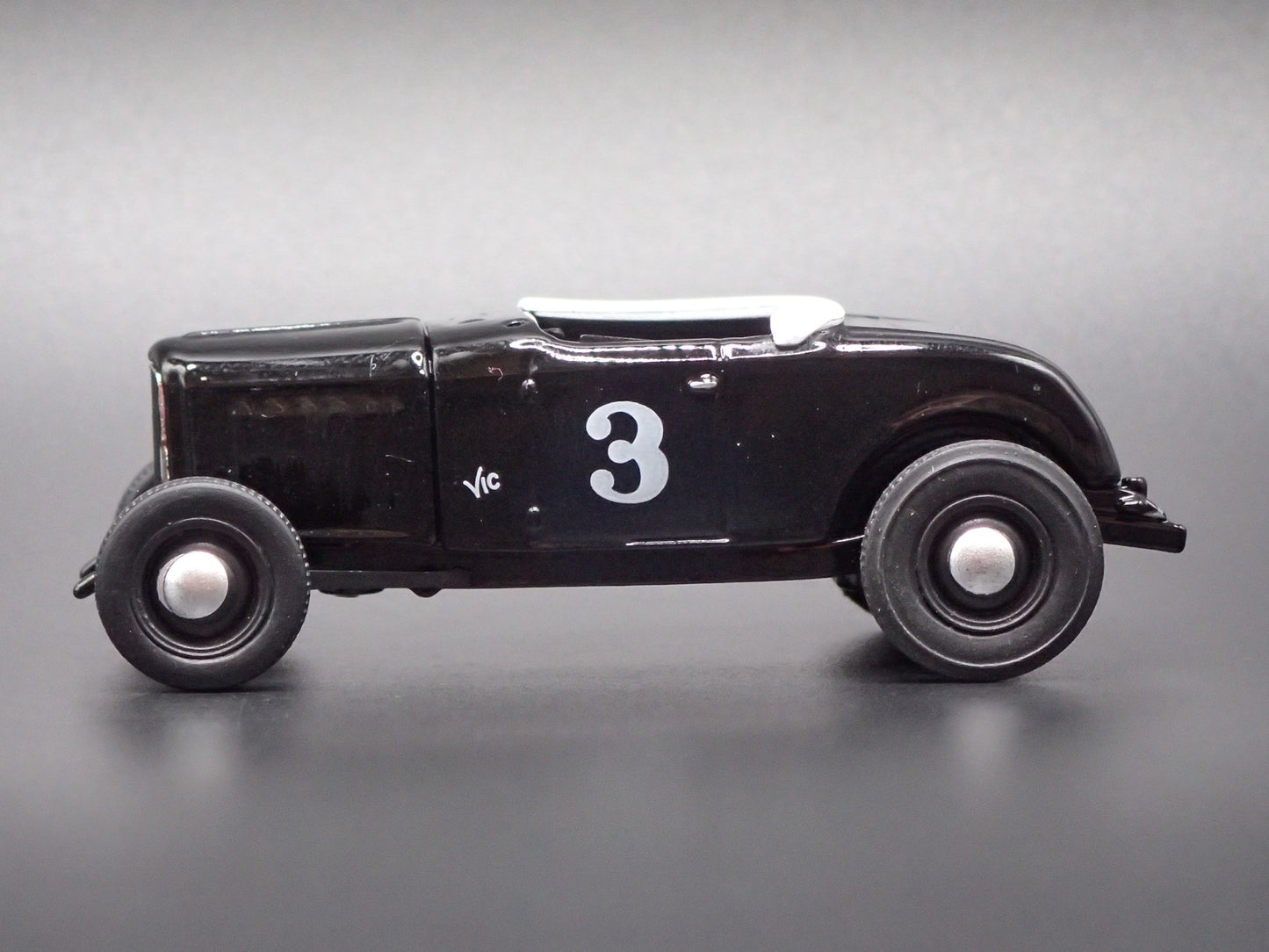 1932 32 FORD ROADSTER HOT ROD BLACK 1:64 SCALE DIORAMA DIECAST MODEL CAR