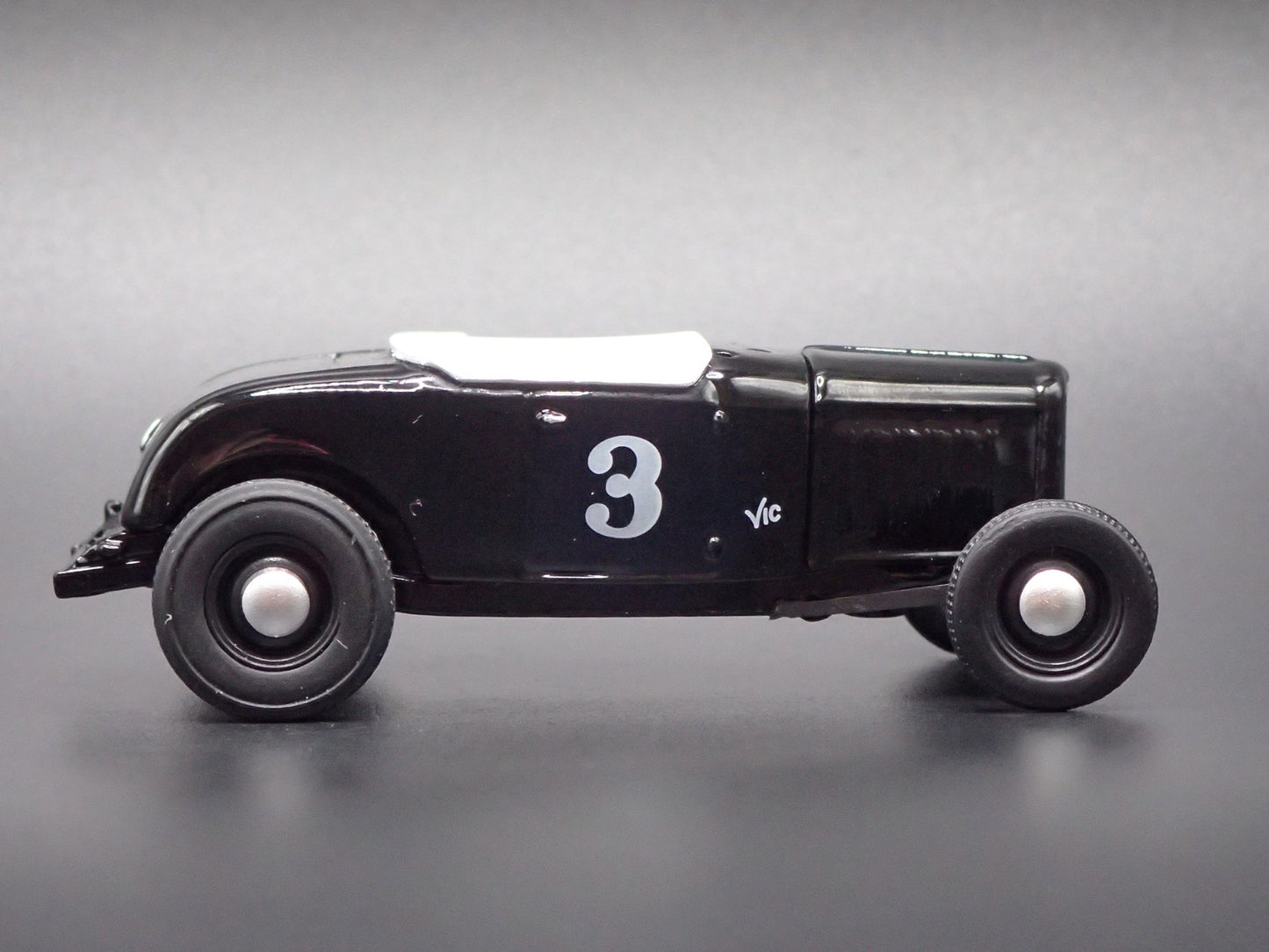 1932 32 FORD ROADSTER HOT ROD BLACK 1:64 SCALE DIORAMA DIECAST MODEL CAR