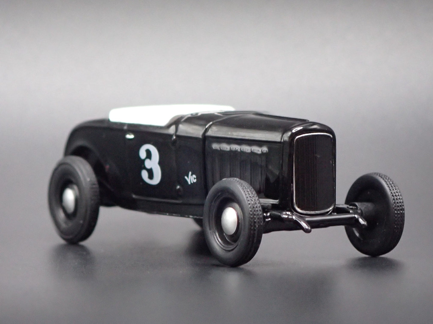 1932 32 FORD ROADSTER HOT ROD BLACK 1:64 SCALE DIORAMA DIECAST MODEL CAR