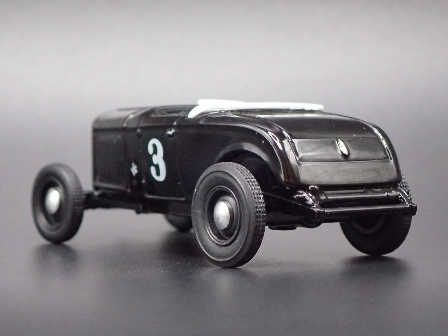 1932 32 FORD ROADSTER HOT ROD BLACK 1:64 SCALE DIORAMA DIECAST MODEL CAR