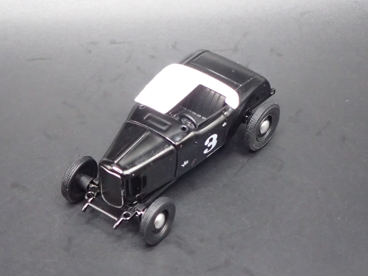 1932 32 FORD ROADSTER HOT ROD BLACK 1:64 SCALE DIORAMA DIECAST MODEL CAR