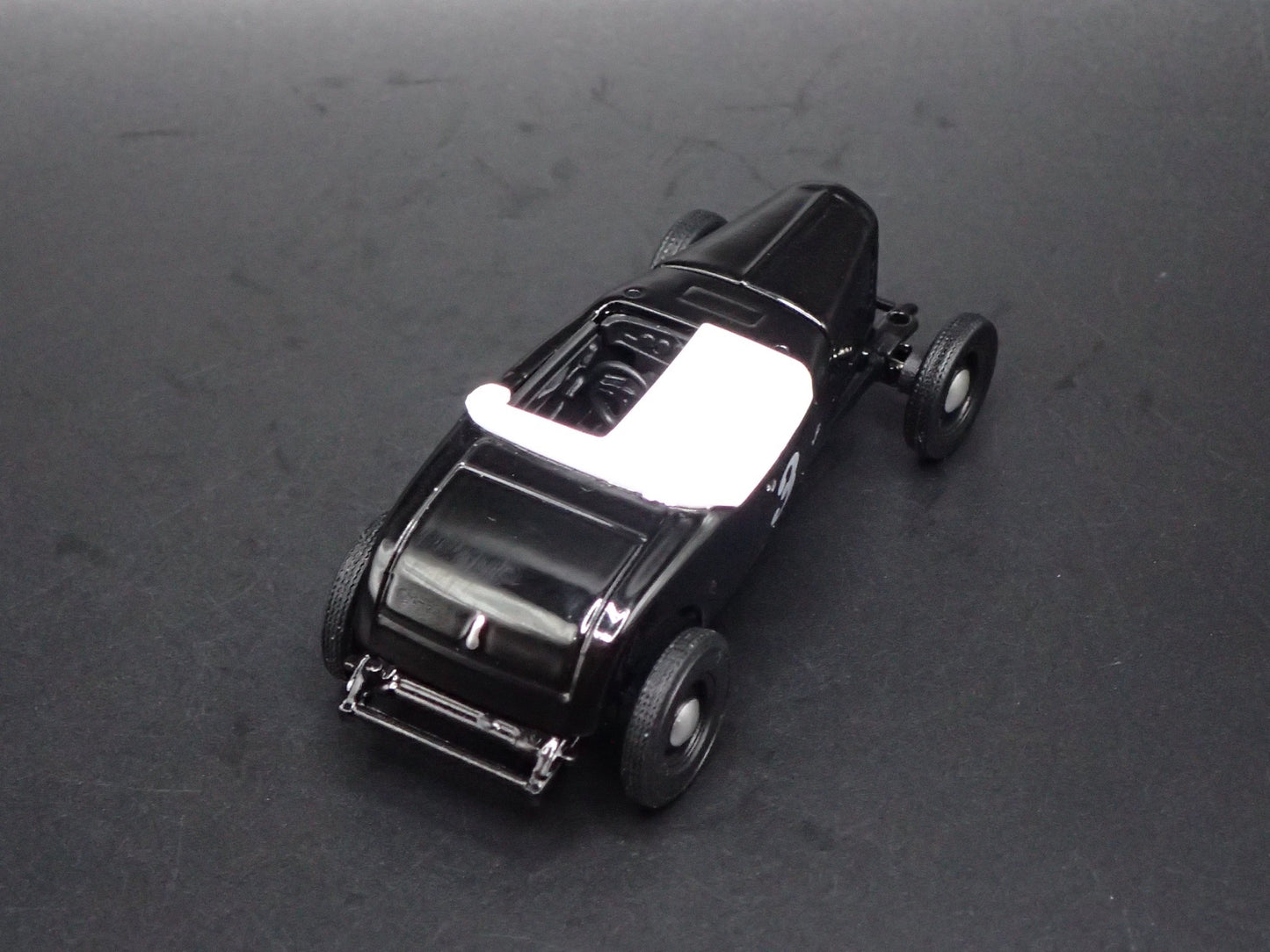 1932 32 FORD ROADSTER HOT ROD BLACK 1:64 SCALE DIORAMA DIECAST MODEL CAR