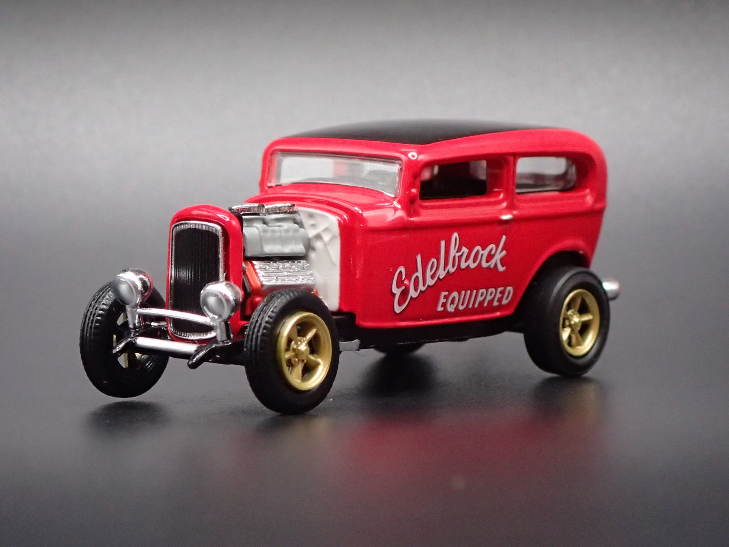1932 32 FORD TUDOR SEDAN HOT ROD EDELBROCK 1:64 SCALE DIORAMA DIECAST MODEL CAR