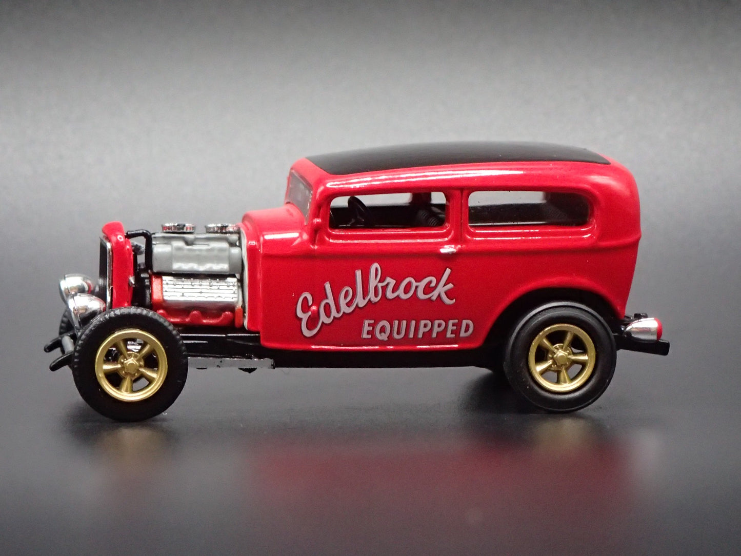 1932 32 FORD TUDOR SEDAN HOT ROD EDELBROCK 1:64 SCALE DIORAMA DIECAST MODEL CAR