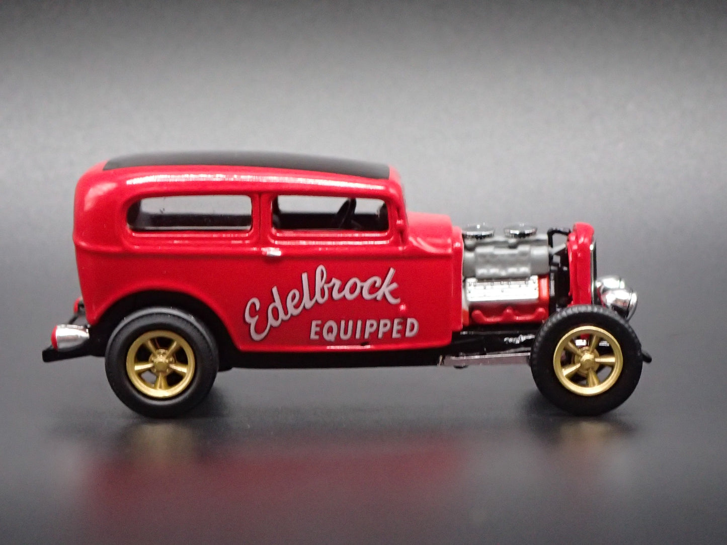 1932 32 FORD TUDOR SEDAN HOT ROD EDELBROCK 1:64 SCALE DIORAMA DIECAST MODEL CAR