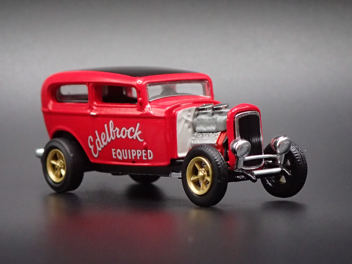1932 32 FORD TUDOR SEDAN HOT ROD EDELBROCK 1:64 SCALE DIORAMA DIECAST MODEL CAR