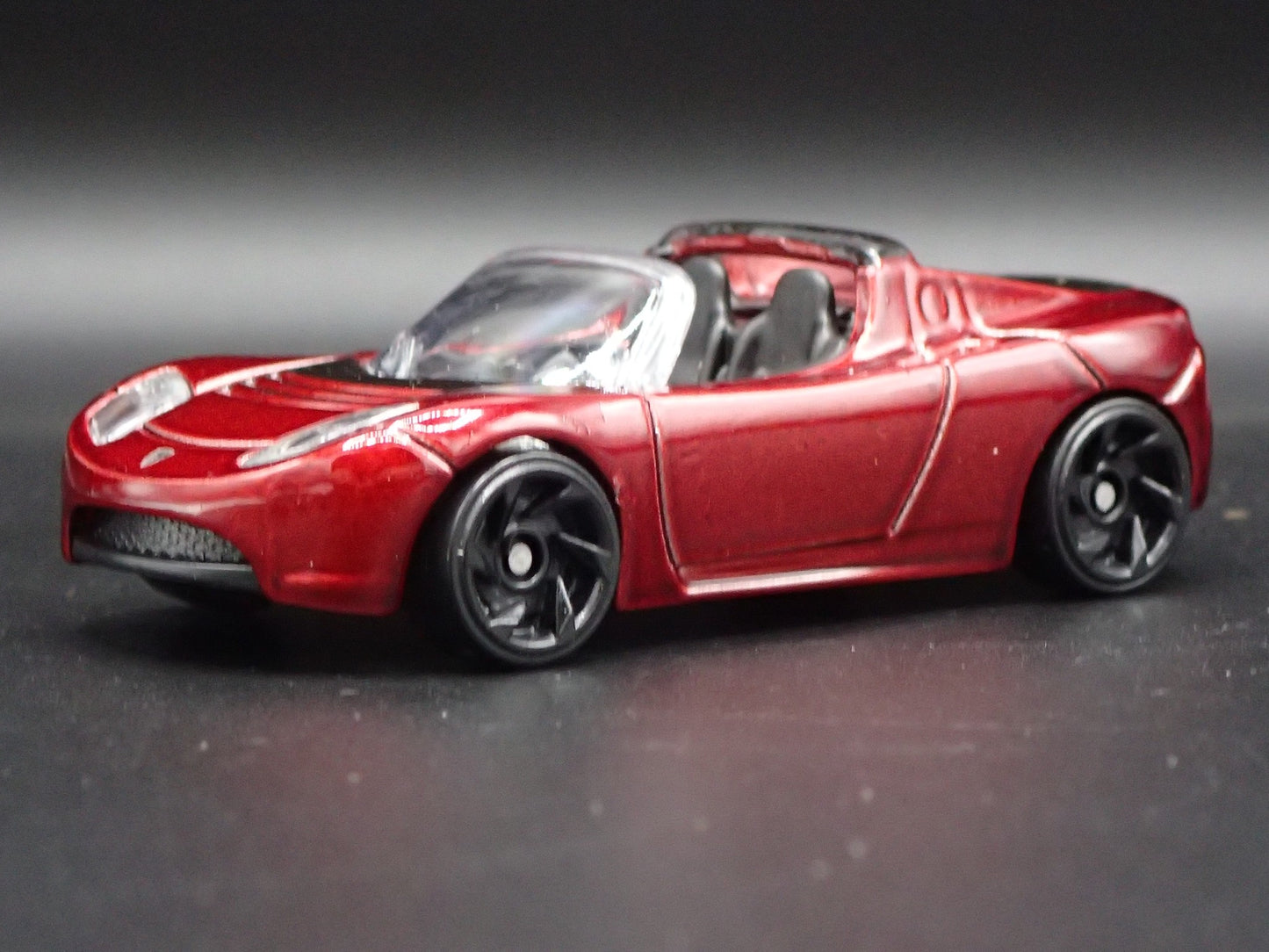 2008-2012 TESLA ROADSTER RED 1:64 SCALE COLLECTIBLE DIORAMA DIECAST MODEL CAR