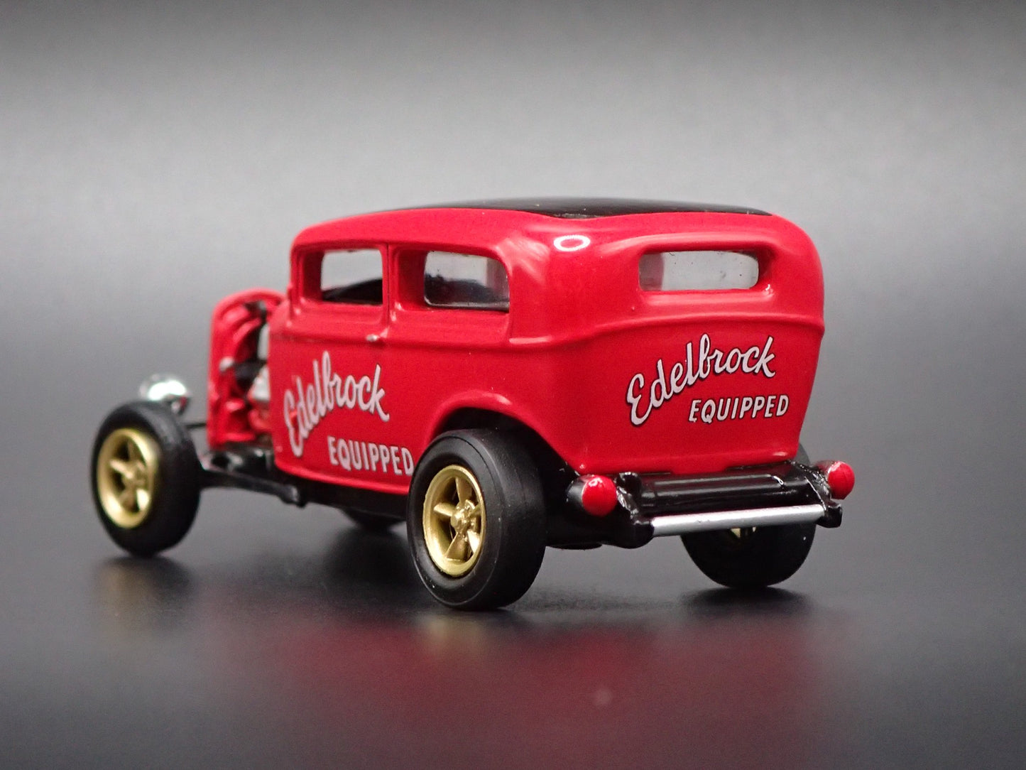 1932 32 FORD TUDOR SEDAN HOT ROD EDELBROCK 1:64 SCALE DIORAMA DIECAST MODEL CAR