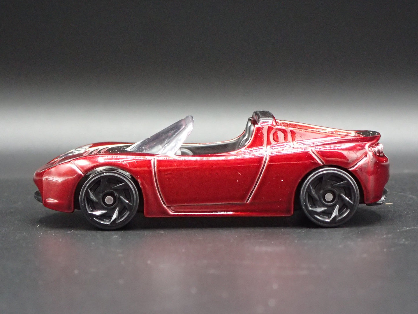 2008-2012 TESLA ROADSTER RED 1:64 SCALE COLLECTIBLE DIORAMA DIECAST MODEL CAR