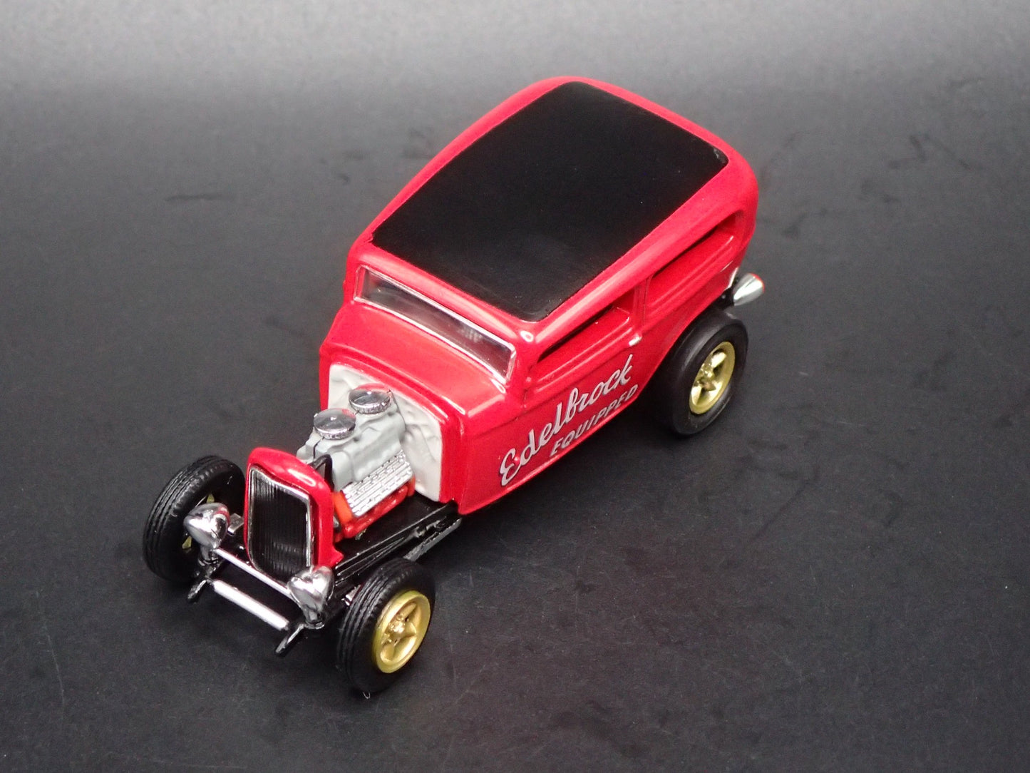1932 32 FORD TUDOR SEDAN HOT ROD EDELBROCK 1:64 SCALE DIORAMA DIECAST MODEL CAR