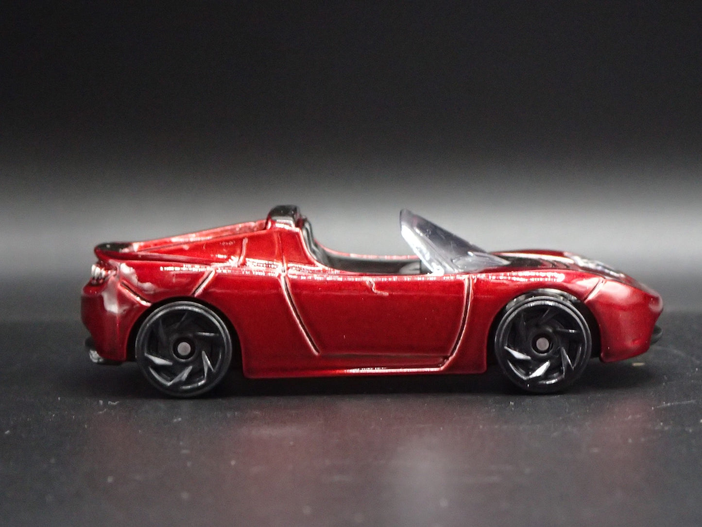 2008-2012 TESLA ROADSTER RED 1:64 SCALE COLLECTIBLE DIORAMA DIECAST MODEL CAR
