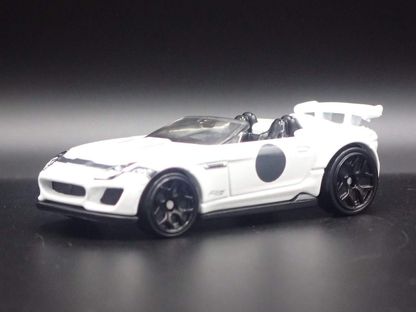 2015-2016 JAGUAR F-TYPE PROJECT 7 WHITE 1:64 SCALE DIORAMA DIECAST MODEL CAR