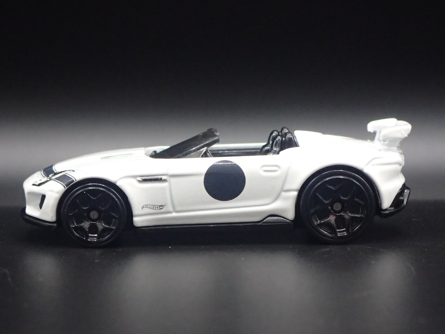 2015-2016 JAGUAR F-TYPE PROJECT 7 WHITE 1:64 SCALE DIORAMA DIECAST MODEL CAR