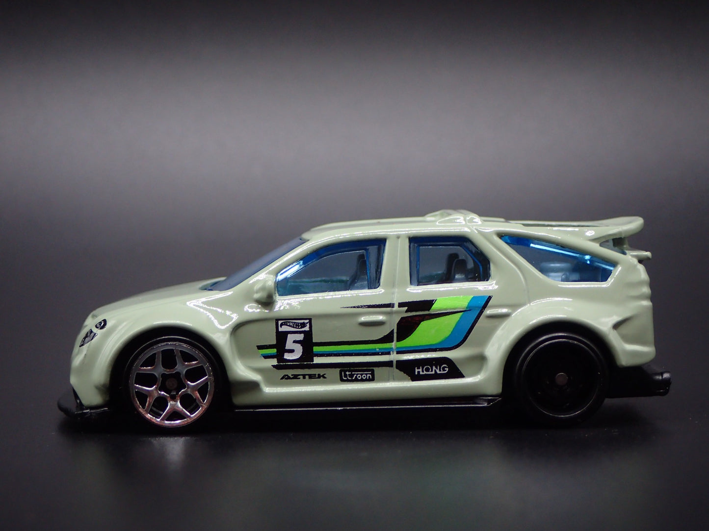 2001-2005 PONTIAC AZTEK GREEN 1:64 SCALE COLLECTIBLE DIORAMA DIECAST MODEL CAR