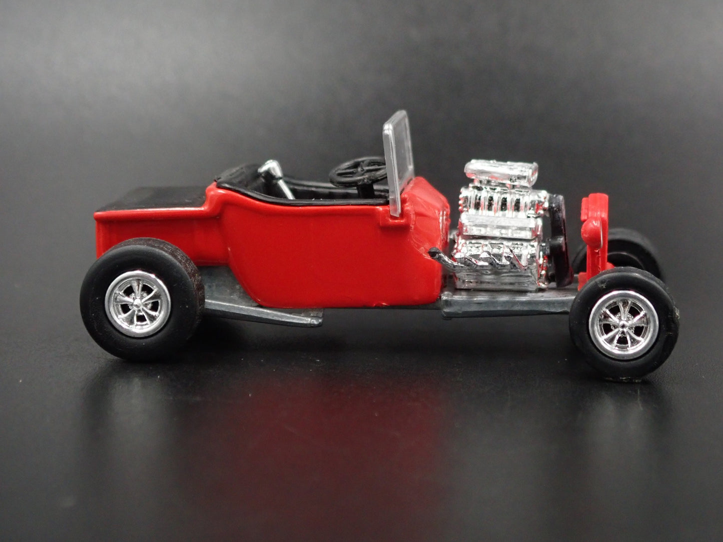 1923 23 FORD T BUCKET HOT ROD RED 1/64 SCALE COLLECTIBLE DIORAMA DIECAST MODEL CAR