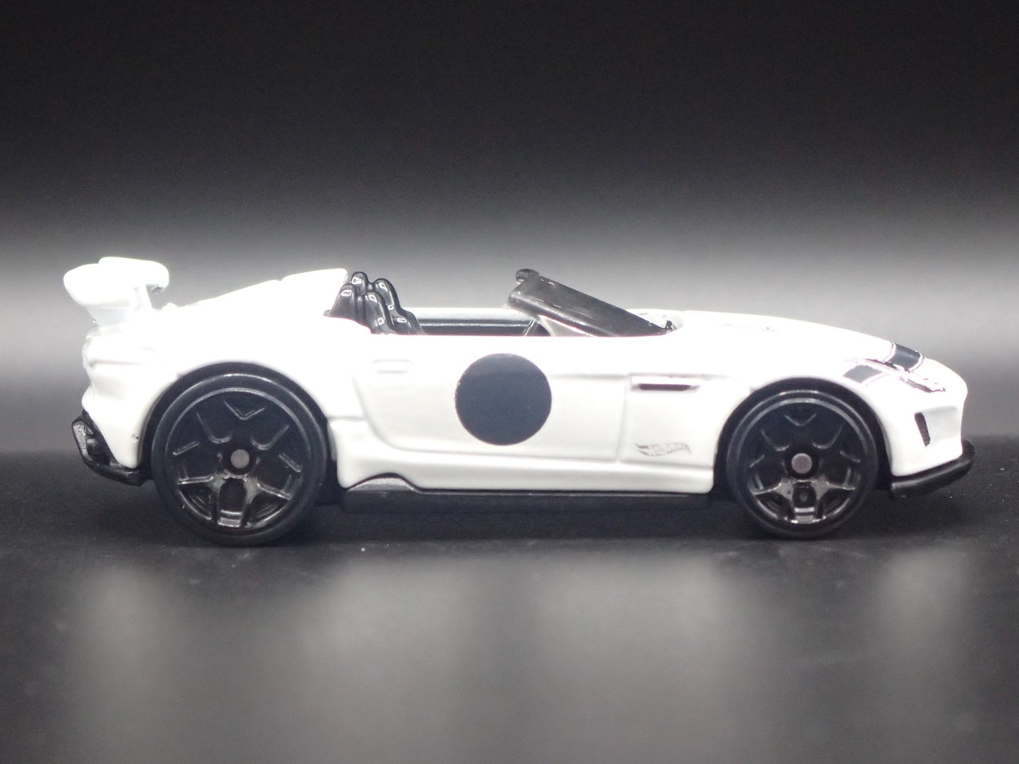 2015-2016 JAGUAR F-TYPE PROJECT 7 WHITE 1:64 SCALE DIORAMA DIECAST MODEL CAR