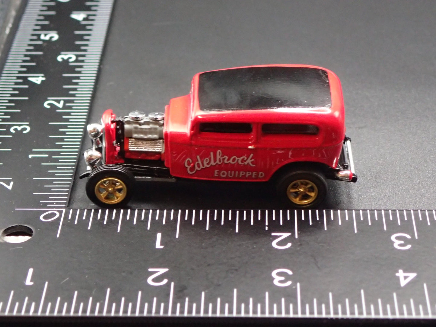 1932 32 FORD TUDOR SEDAN HOT ROD EDELBROCK 1:64 SCALE DIORAMA DIECAST MODEL CAR