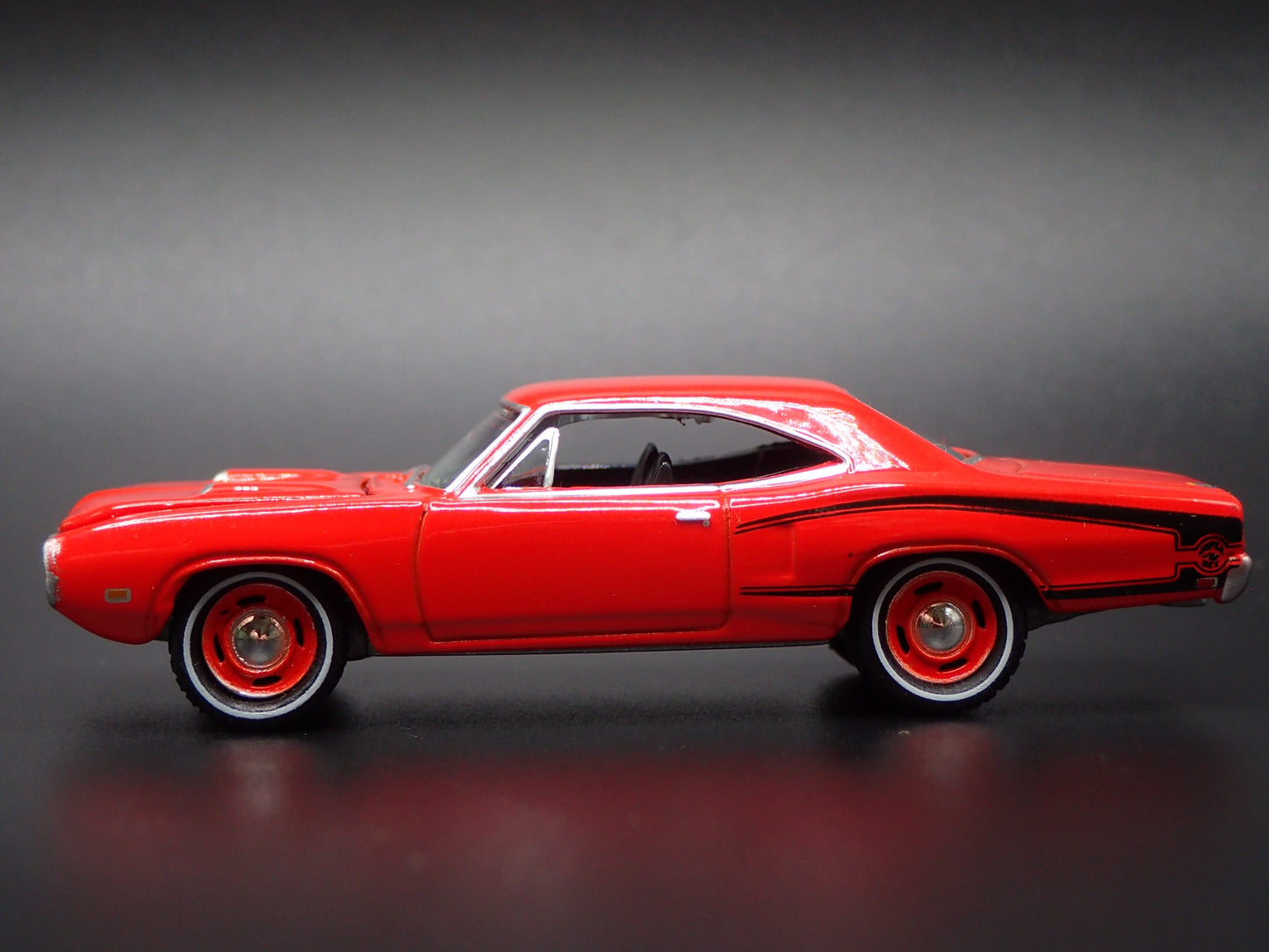 1970 70 DODGE CORONET SUPER BEE ORANGE 1:64 SCALE DIORAMA DIECAST MODEL CAR