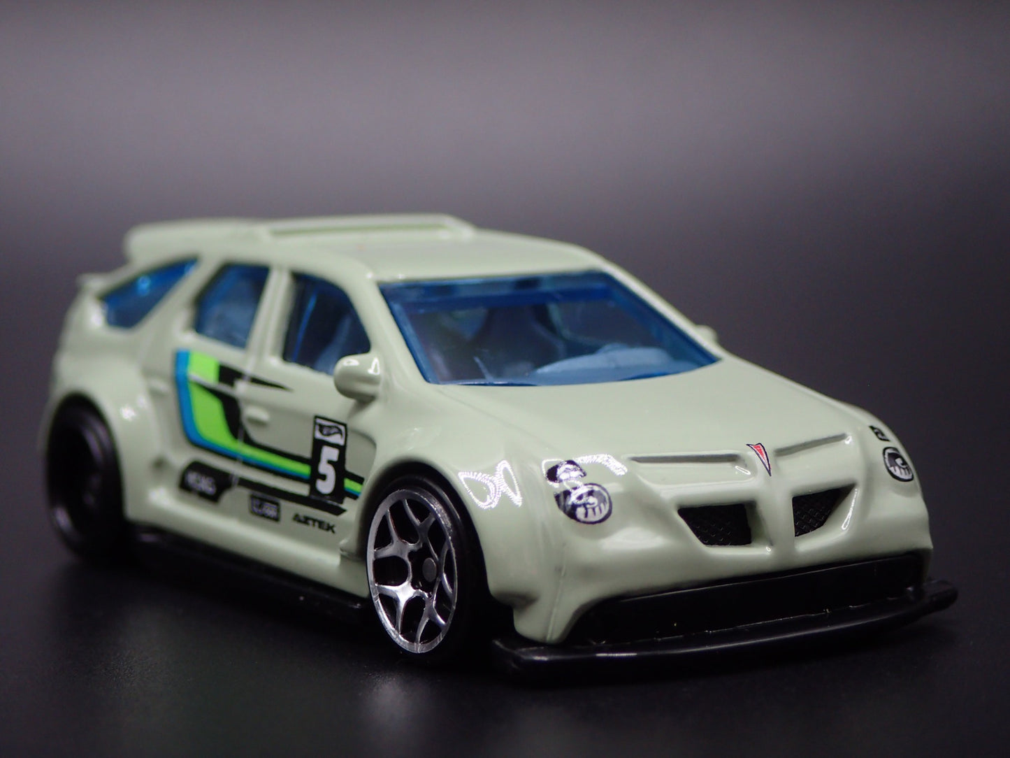 2001-2005 PONTIAC AZTEK GREEN 1:64 SCALE COLLECTIBLE DIORAMA DIECAST MODEL CAR