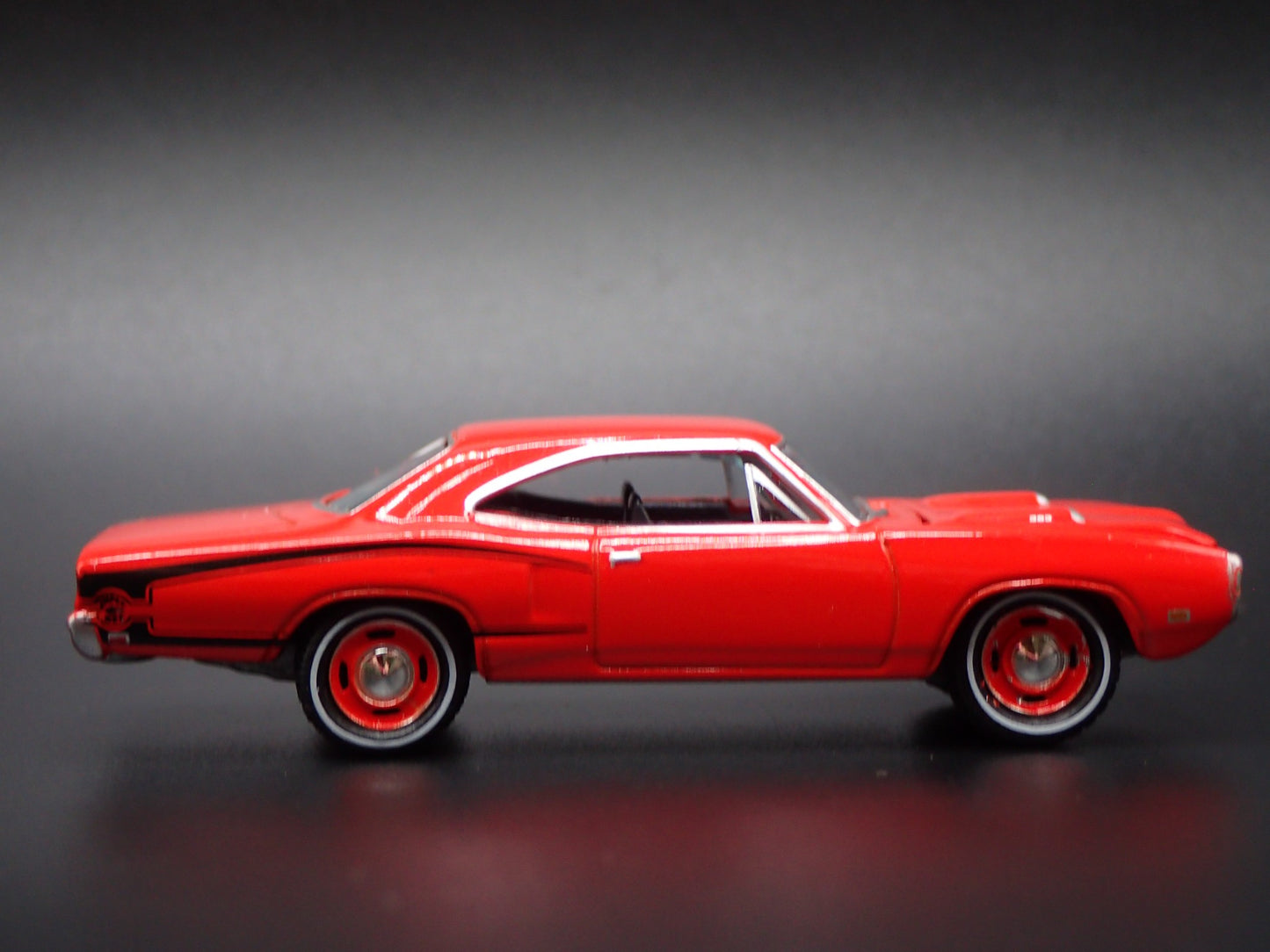 1970 70 DODGE CORONET SUPER BEE ORANGE 1:64 SCALE DIORAMA DIECAST MODEL CAR
