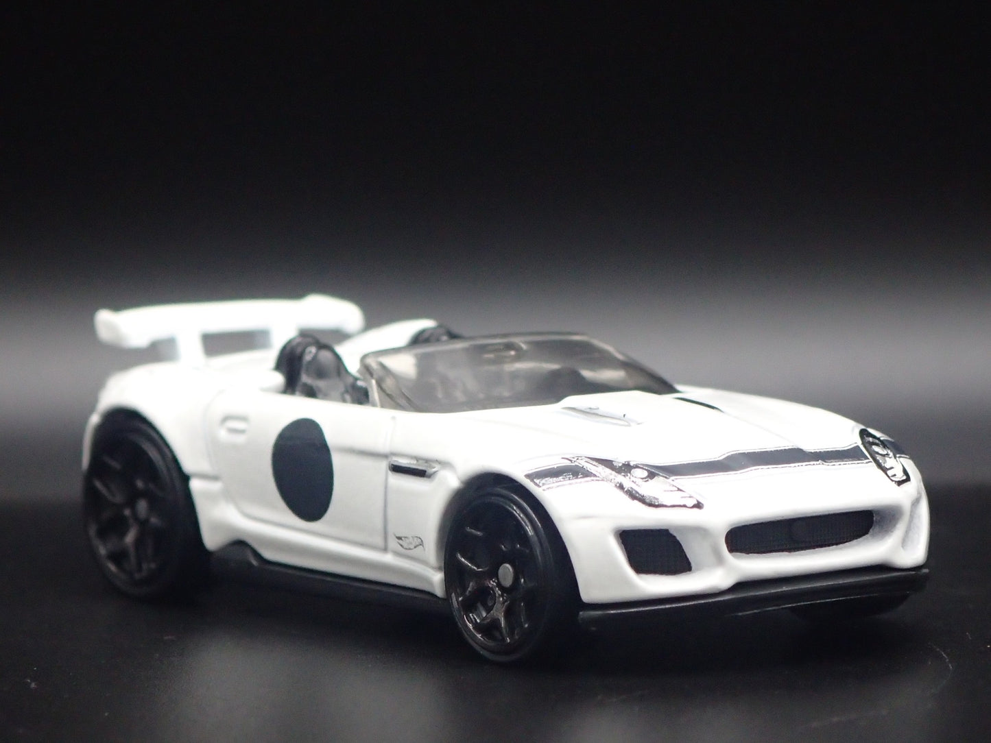 2015-2016 JAGUAR F-TYPE PROJECT 7 WHITE 1:64 SCALE DIORAMA DIECAST MODEL CAR