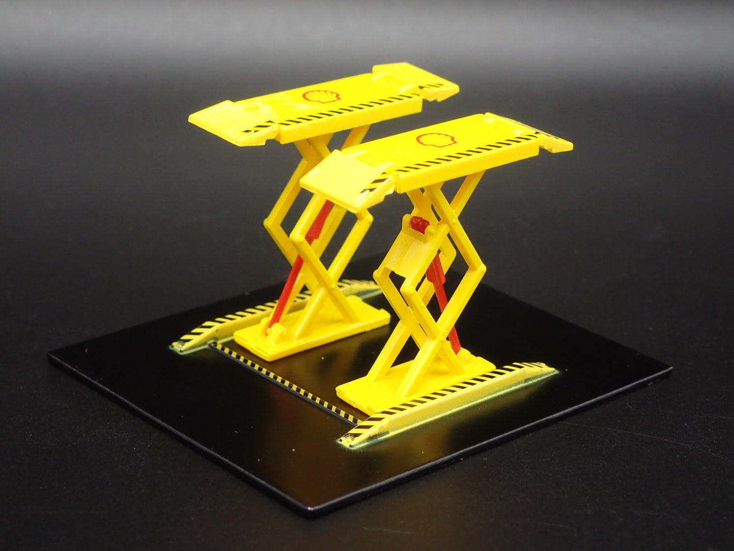 SHELL 1:64 SCALE AUTO SHOP MECHANIC GARAGE DOUBLE SCISSOR CAR LIFT DIORAMA MODEL