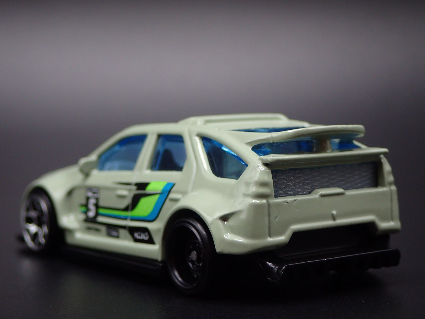 2001-2005 PONTIAC AZTEK GREEN 1:64 SCALE COLLECTIBLE DIORAMA DIECAST MODEL CAR