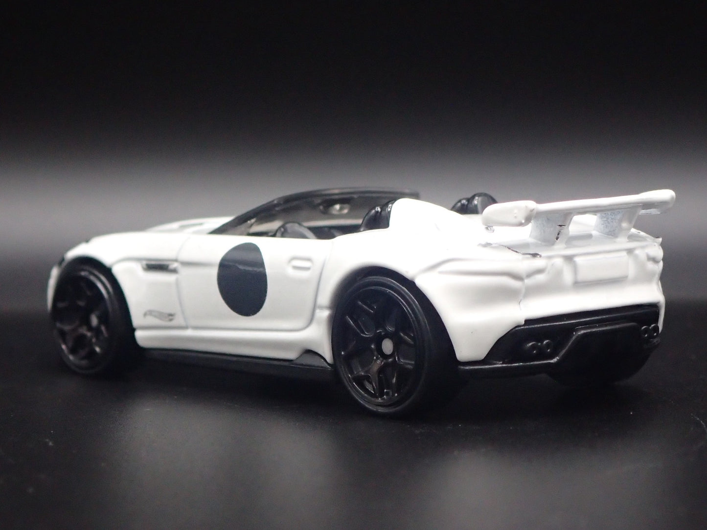 2015-2016 JAGUAR F-TYPE PROJECT 7 WHITE 1:64 SCALE DIORAMA DIECAST MODEL CAR