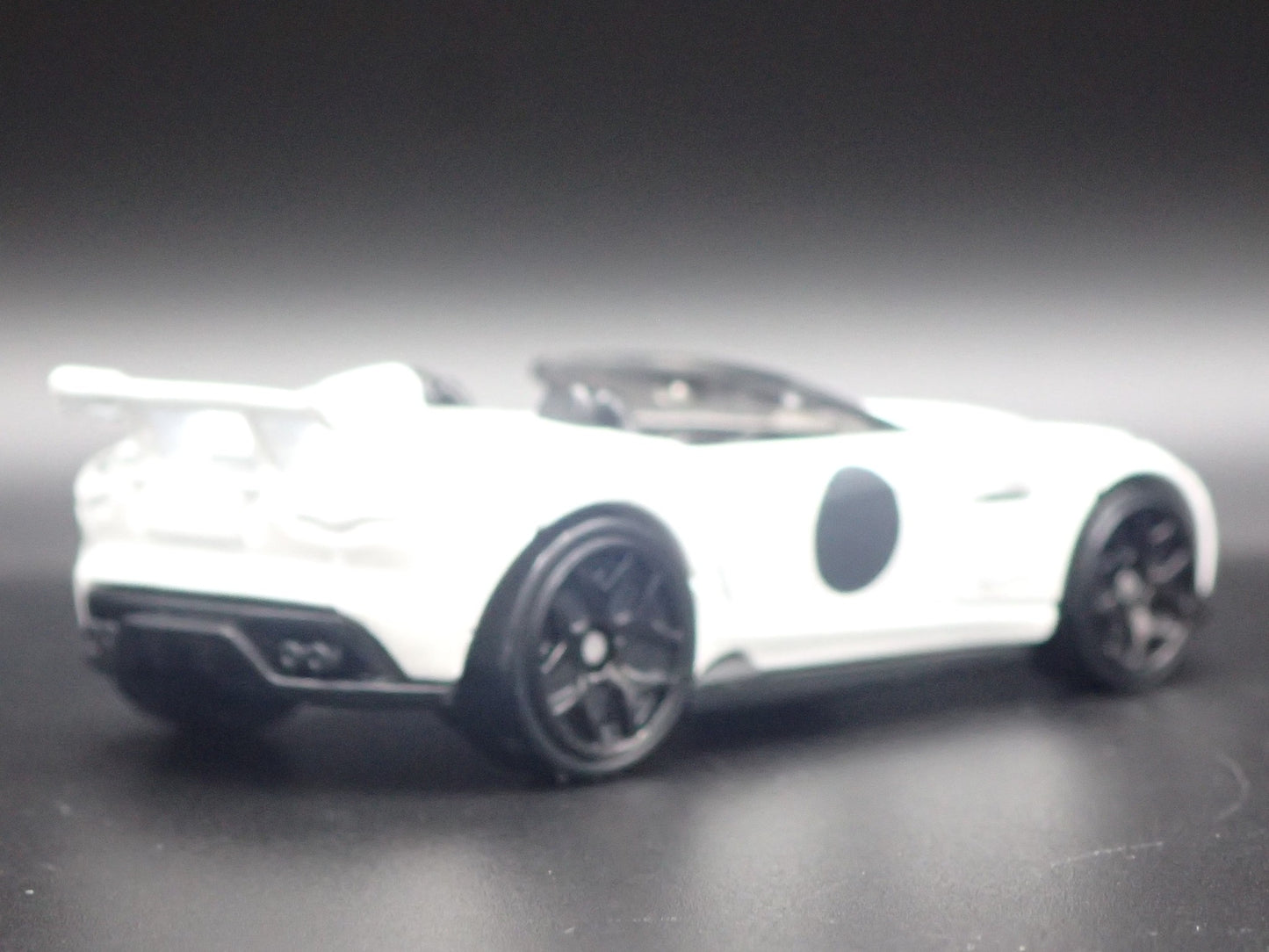 2015-2016 JAGUAR F-TYPE PROJECT 7 WHITE 1:64 SCALE DIORAMA DIECAST MODEL CAR