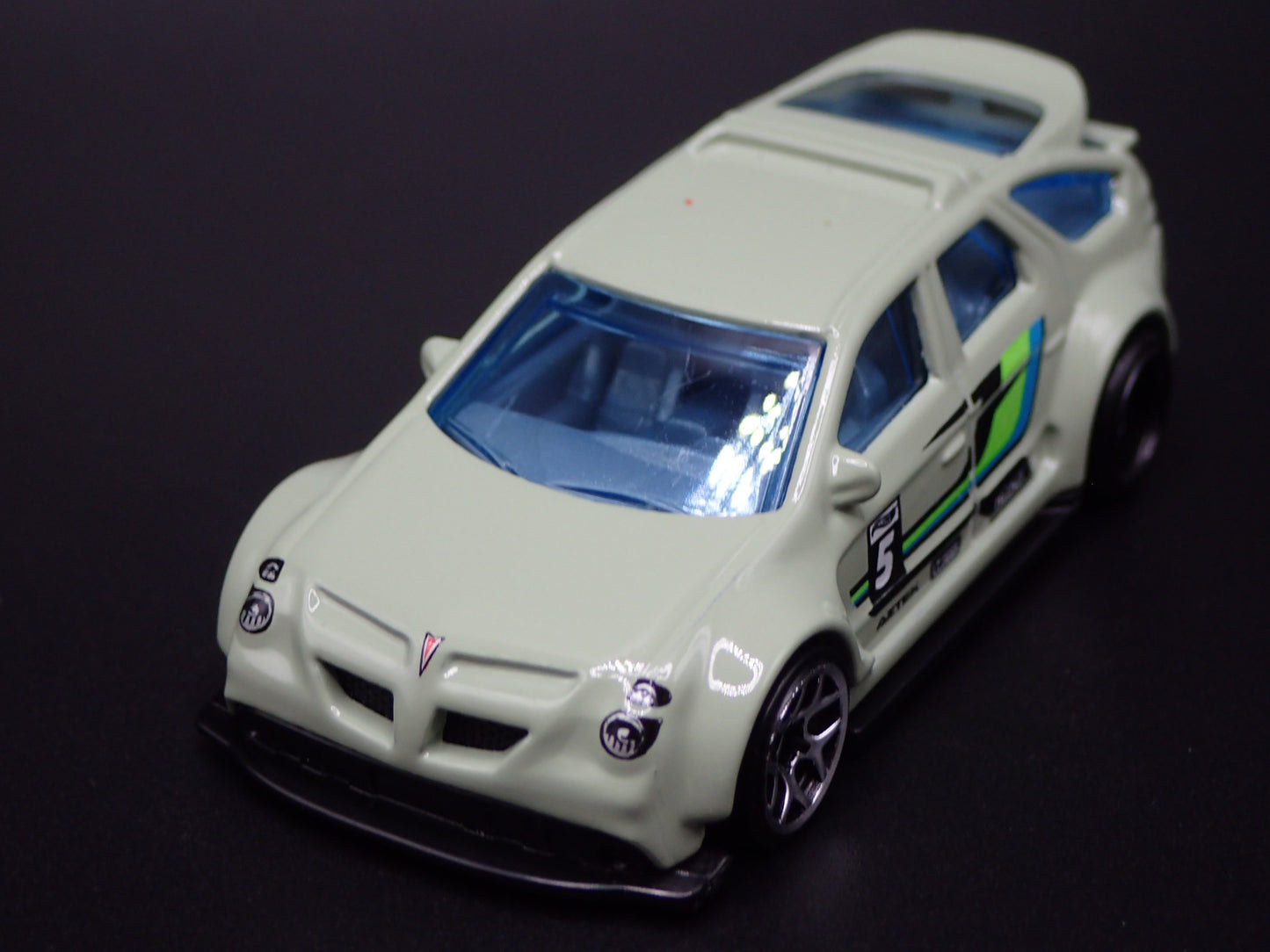 2001-2005 PONTIAC AZTEK GREEN 1:64 SCALE COLLECTIBLE DIORAMA DIECAST MODEL CAR