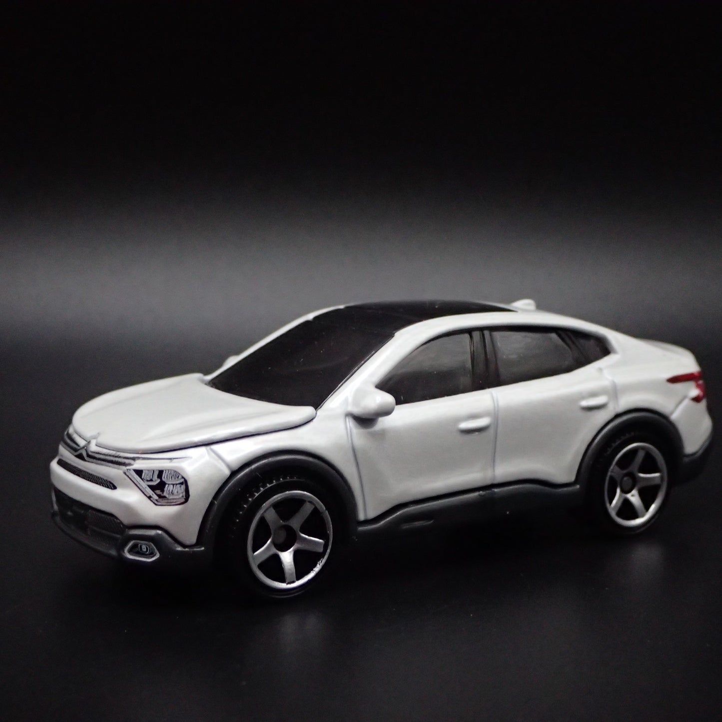 2023-2025 CITROEN E-C4 X WHITE 1:64 SCALE COLLECTIBLE DIORAMA DIECAST MODEL CAR