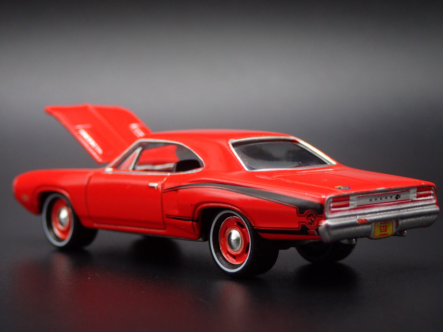 1970 70 DODGE CORONET SUPER BEE ORANGE 1:64 SCALE DIORAMA DIECAST MODEL CAR