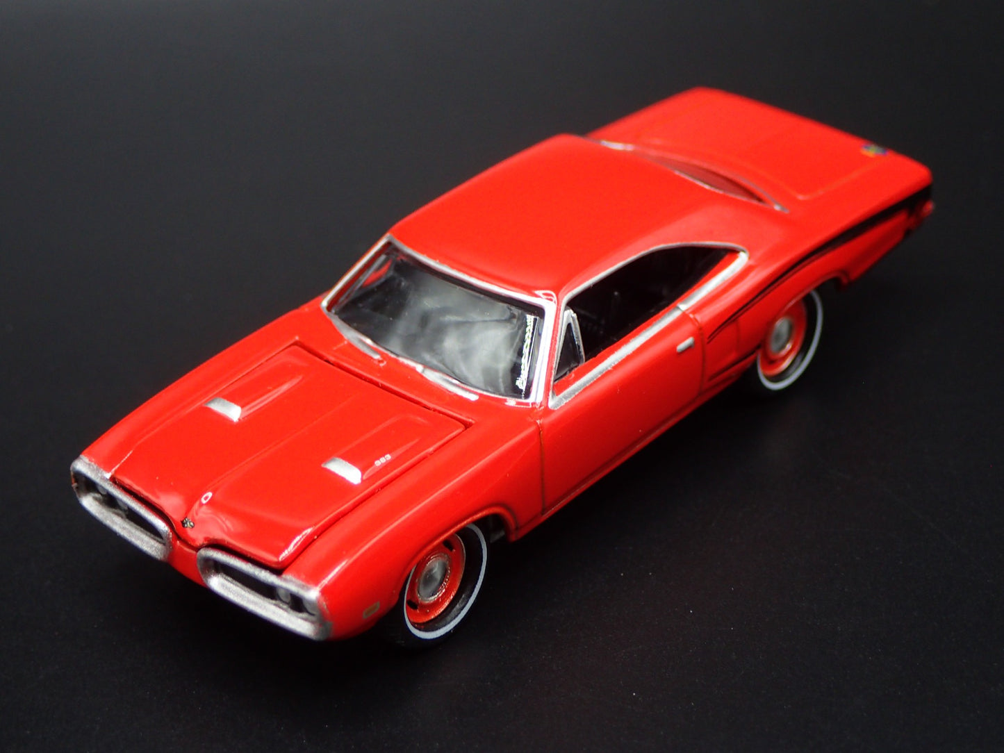 1970 70 DODGE CORONET SUPER BEE ORANGE 1:64 SCALE DIORAMA DIECAST MODEL CAR