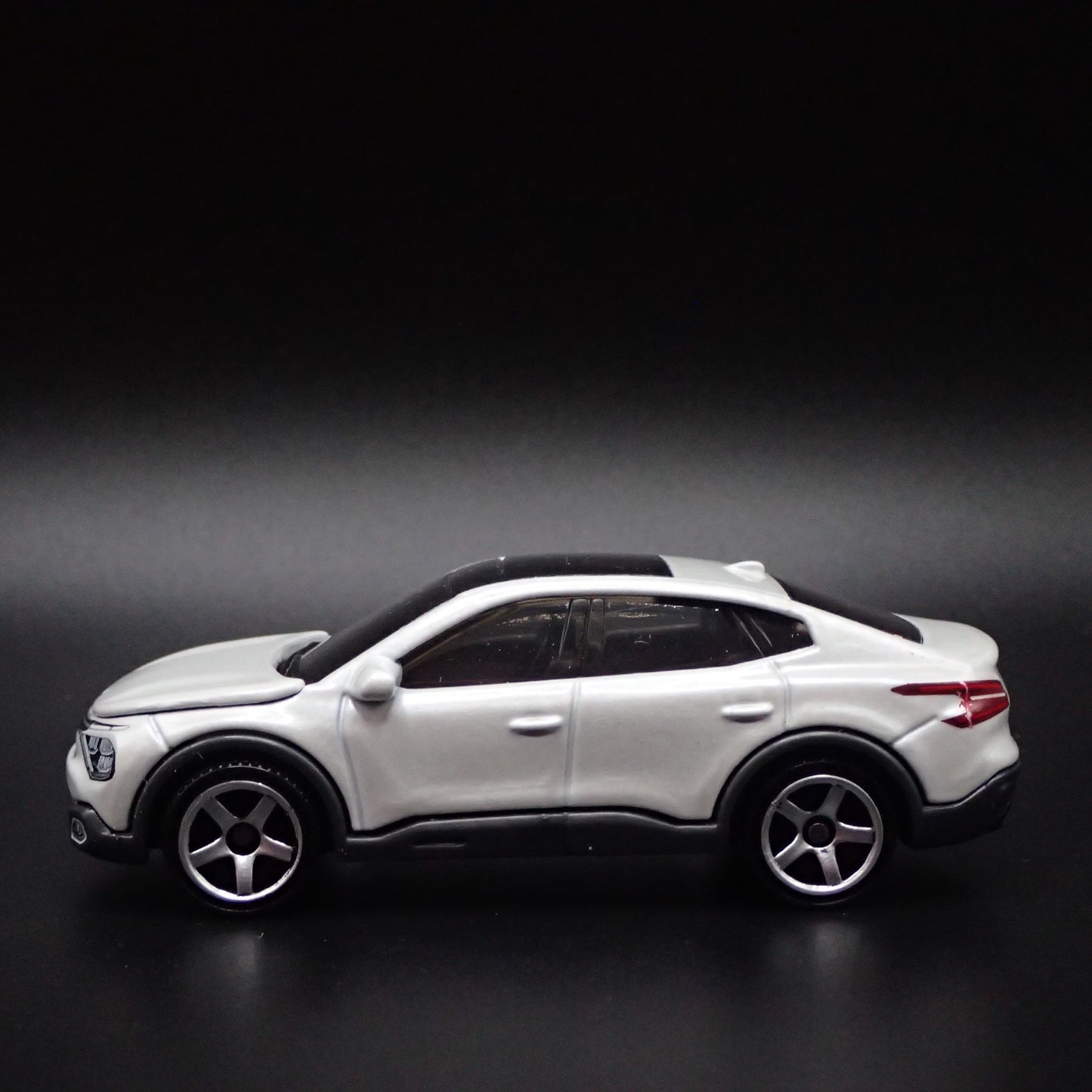 2023-2025 CITROEN E-C4 X WHITE 1:64 SCALE COLLECTIBLE DIORAMA DIECAST MODEL CAR