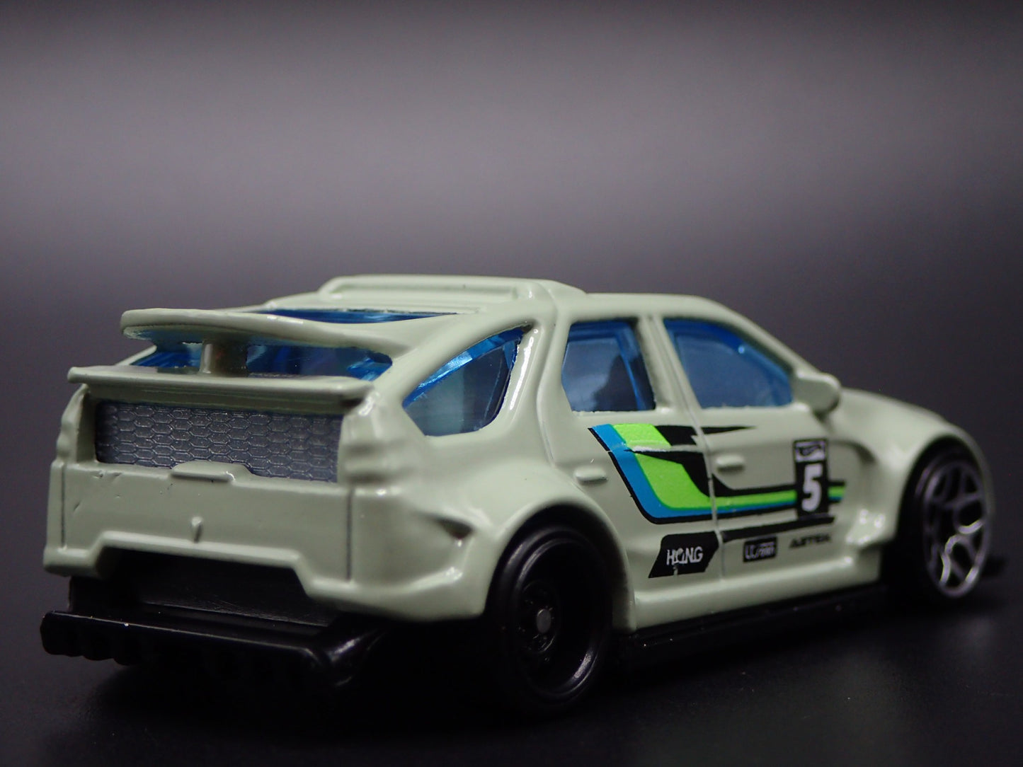 2001-2005 PONTIAC AZTEK GREEN 1:64 SCALE COLLECTIBLE DIORAMA DIECAST MODEL CAR