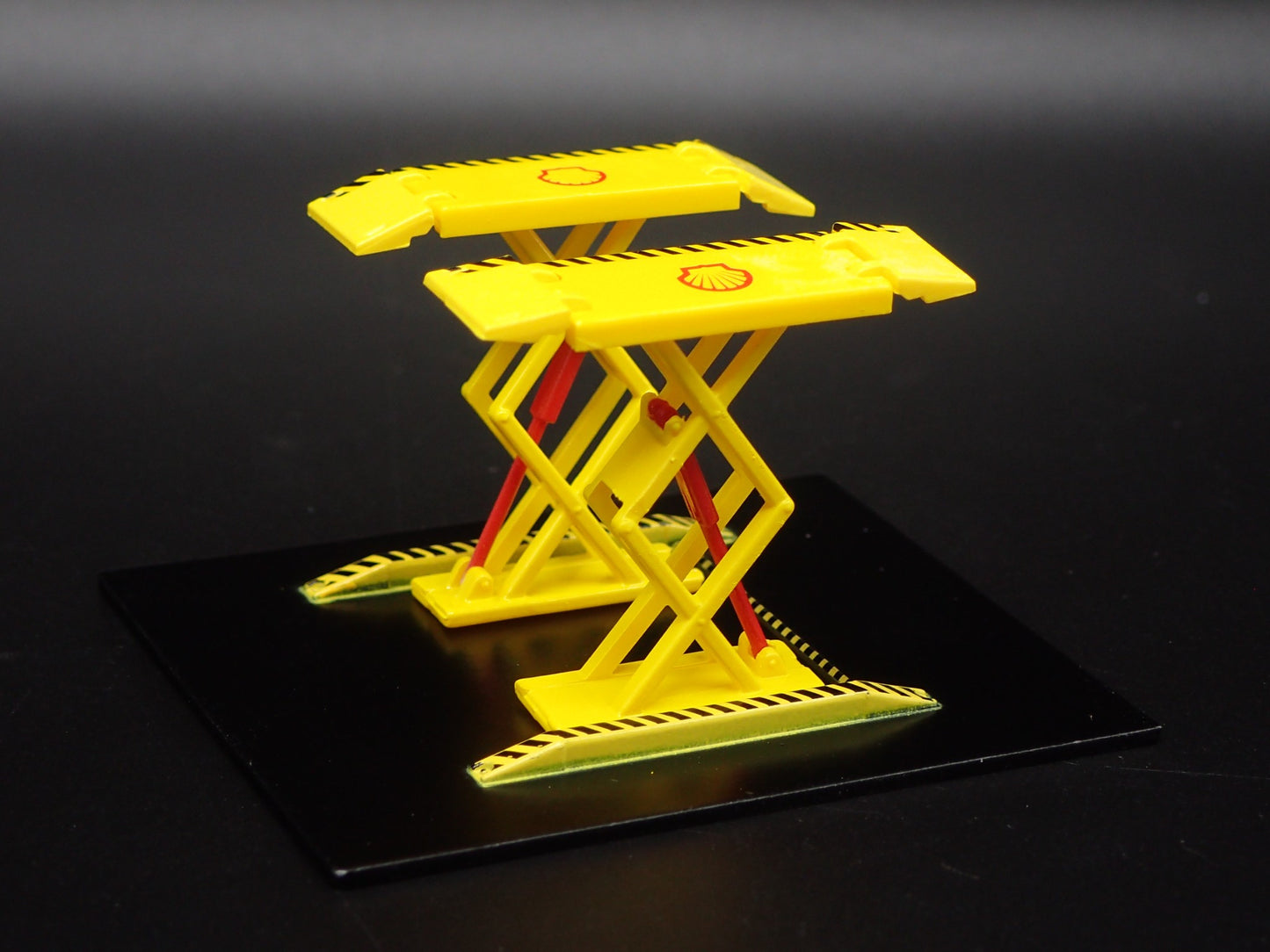 SHELL 1:64 SCALE AUTO SHOP MECHANIC GARAGE DOUBLE SCISSOR CAR LIFT DIORAMA MODEL