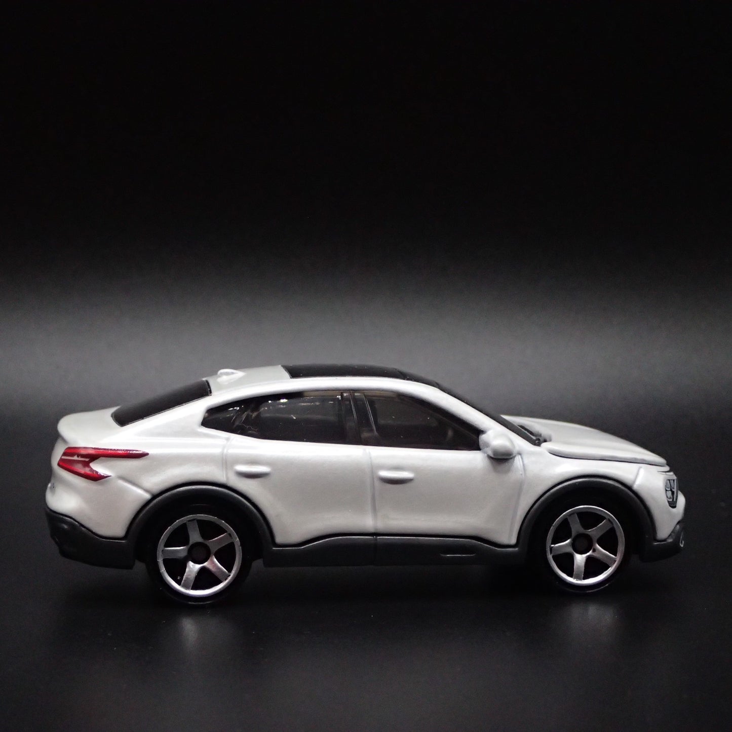 2023-2025 CITROEN E-C4 X WHITE 1:64 SCALE COLLECTIBLE DIORAMA DIECAST MODEL CAR