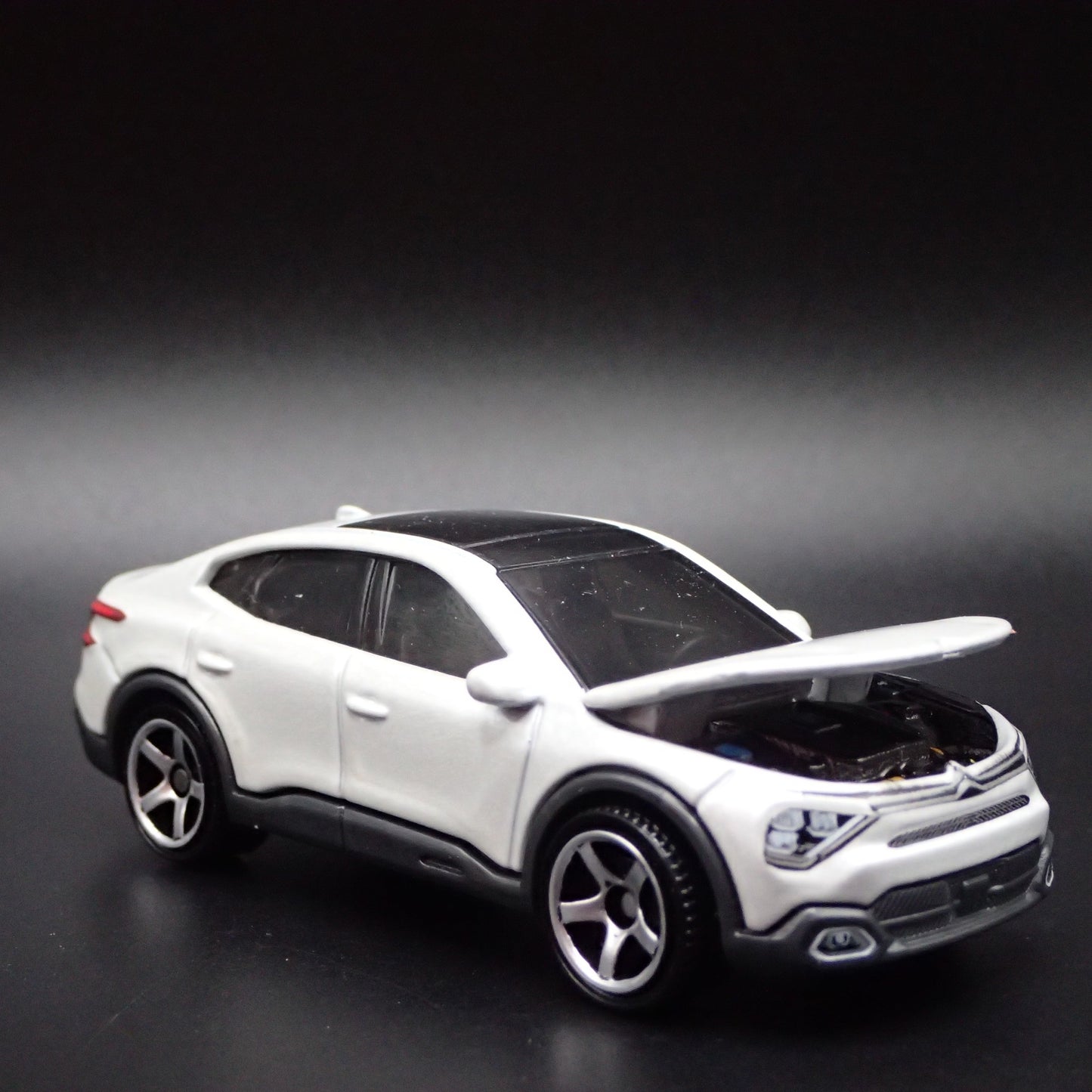 2023-2025 CITROEN E-C4 X WHITE 1:64 SCALE COLLECTIBLE DIORAMA DIECAST MODEL CAR