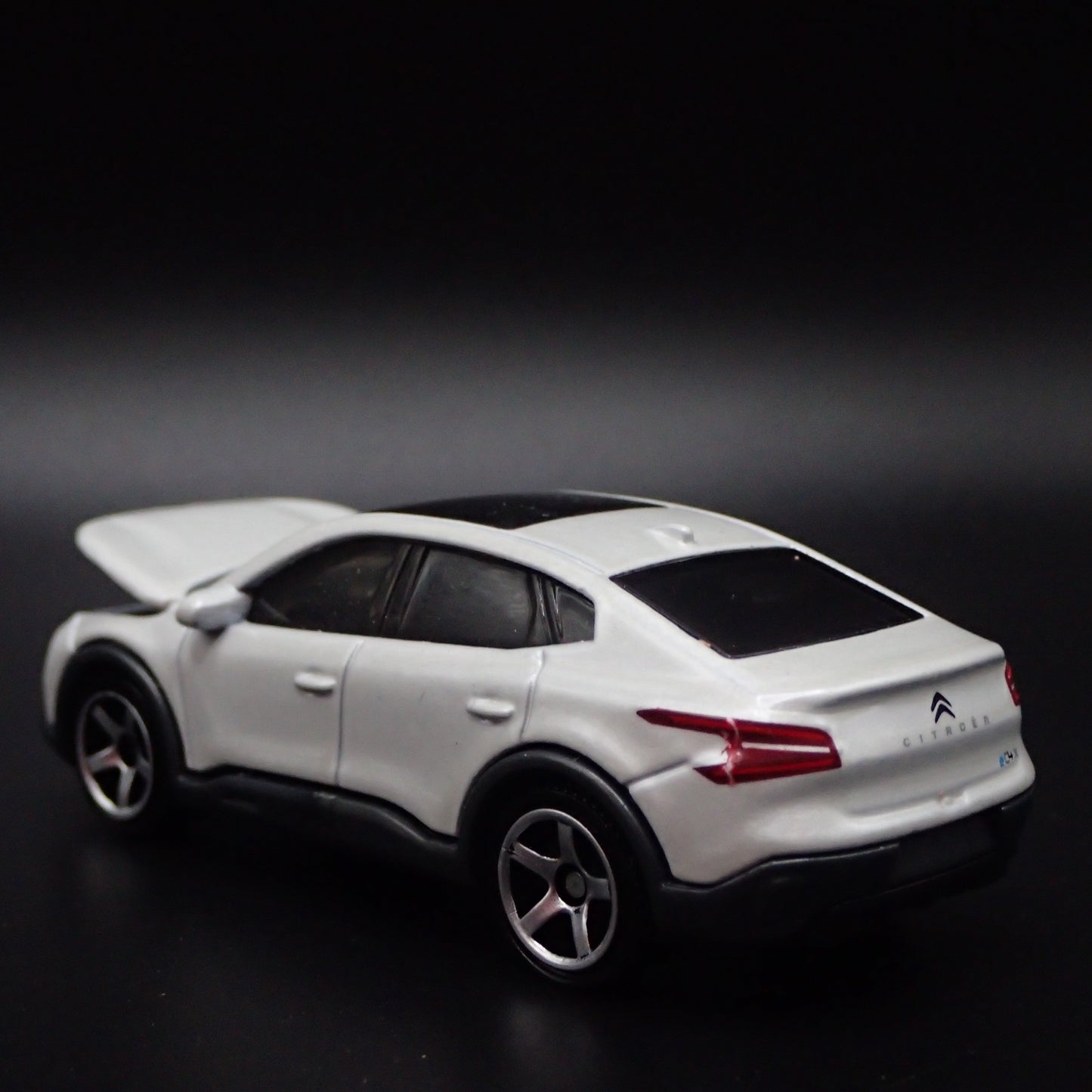 2023-2025 CITROEN E-C4 X WHITE 1:64 SCALE COLLECTIBLE DIORAMA DIECAST MODEL CAR