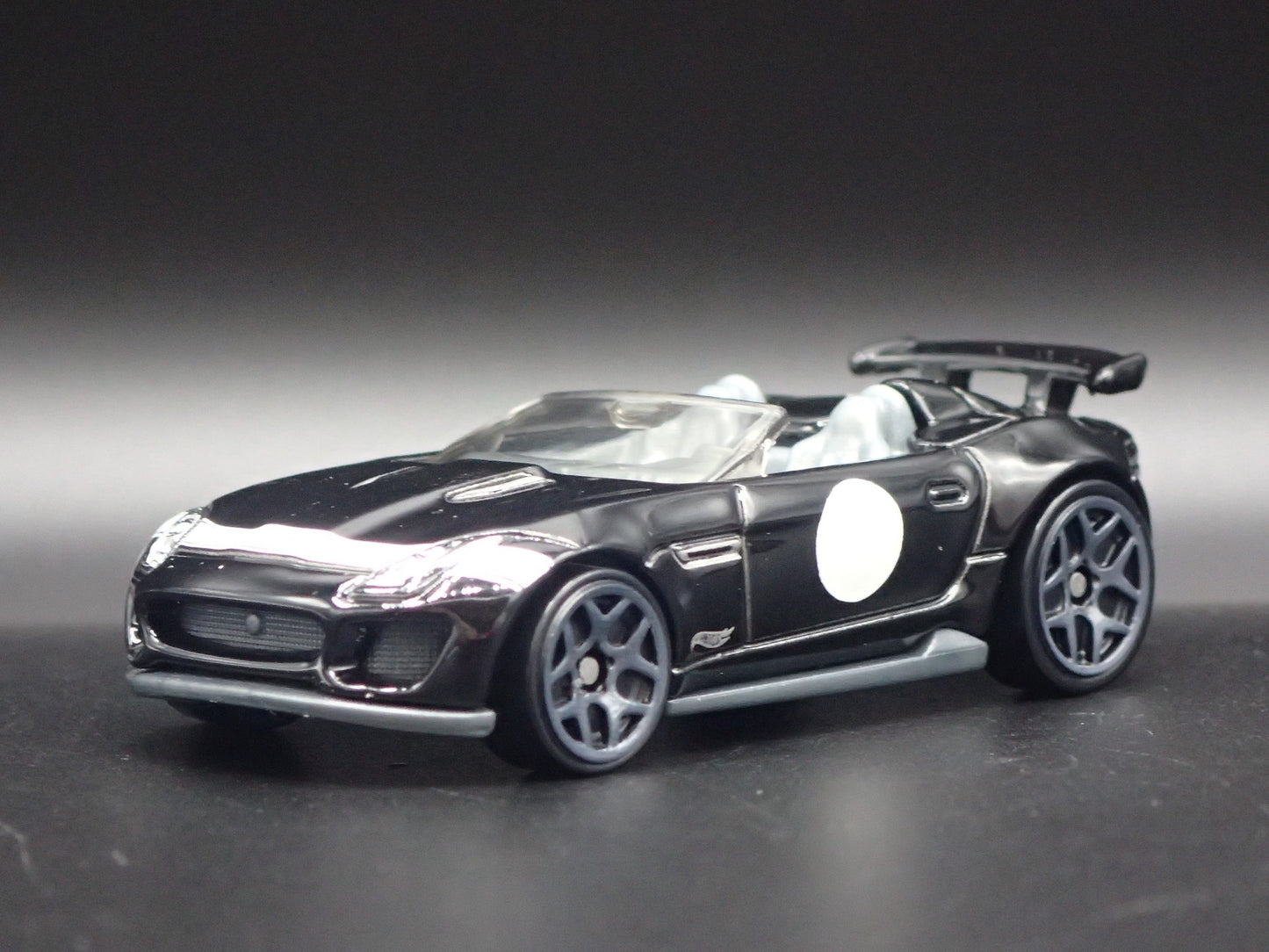 2015-2016 JAGUAR F-TYPE PROJECT 7 BLACK 1:64 SCALE DIORAMA DIECAST MODEL CAR