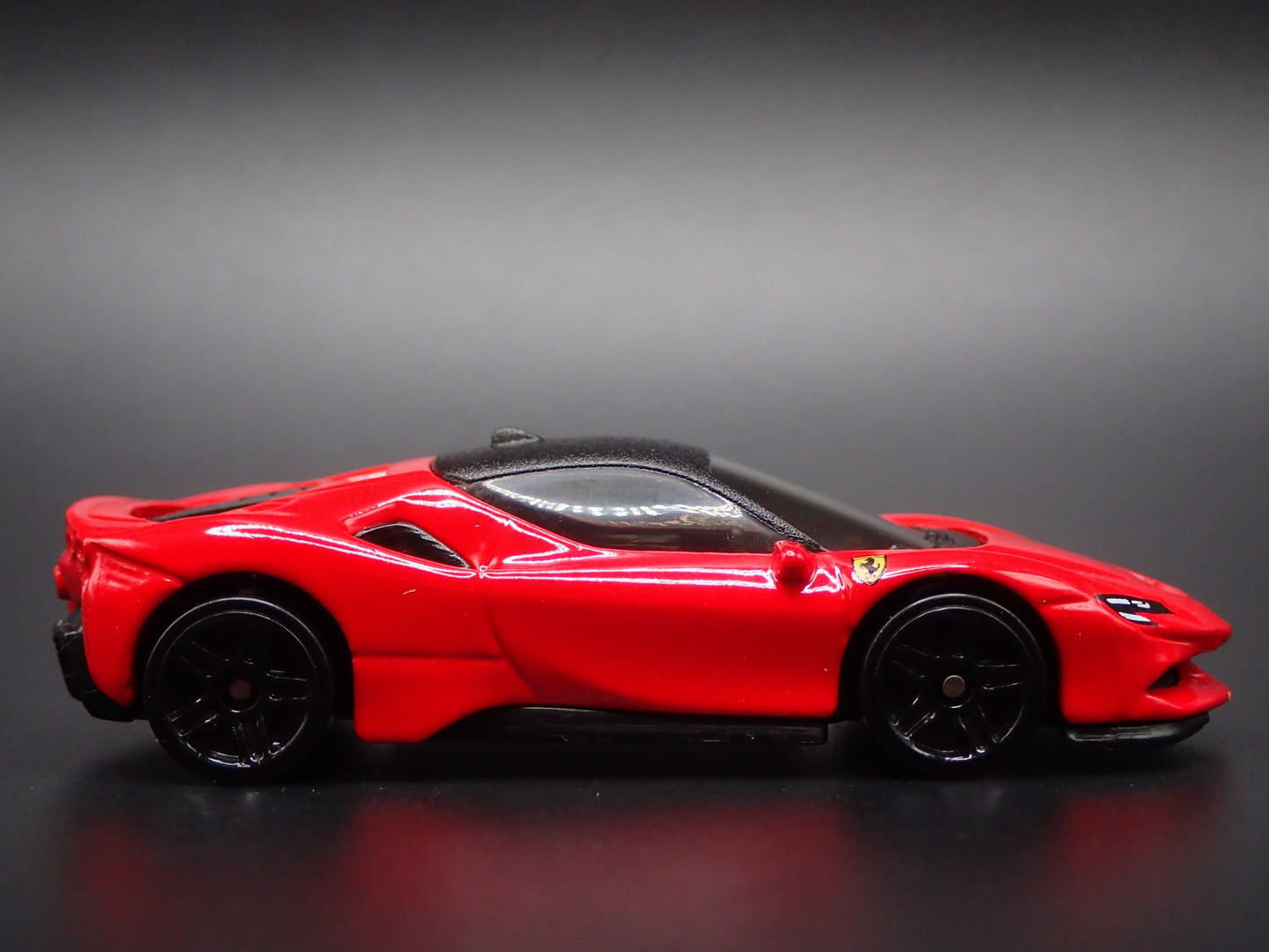 2020-2025 FERRARI SF90 STRADALE 1:64 SCALE COLLECTIBLE DIORAMA DIECAST MODEL CAR