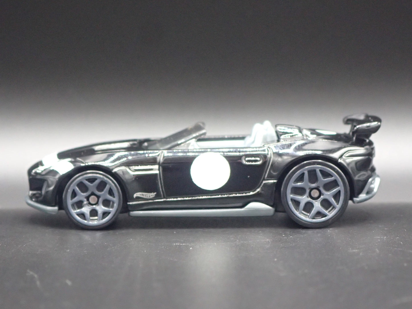 2015-2016 JAGUAR F-TYPE PROJECT 7 BLACK 1:64 SCALE DIORAMA DIECAST MODEL CAR