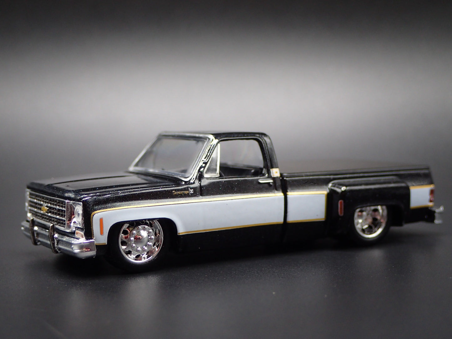 1977 CHEVY CHEVROLET SILVERADO 30 DUALLY SQUAREBODY TRUCK 1/64 DIECAST MODEL CAR