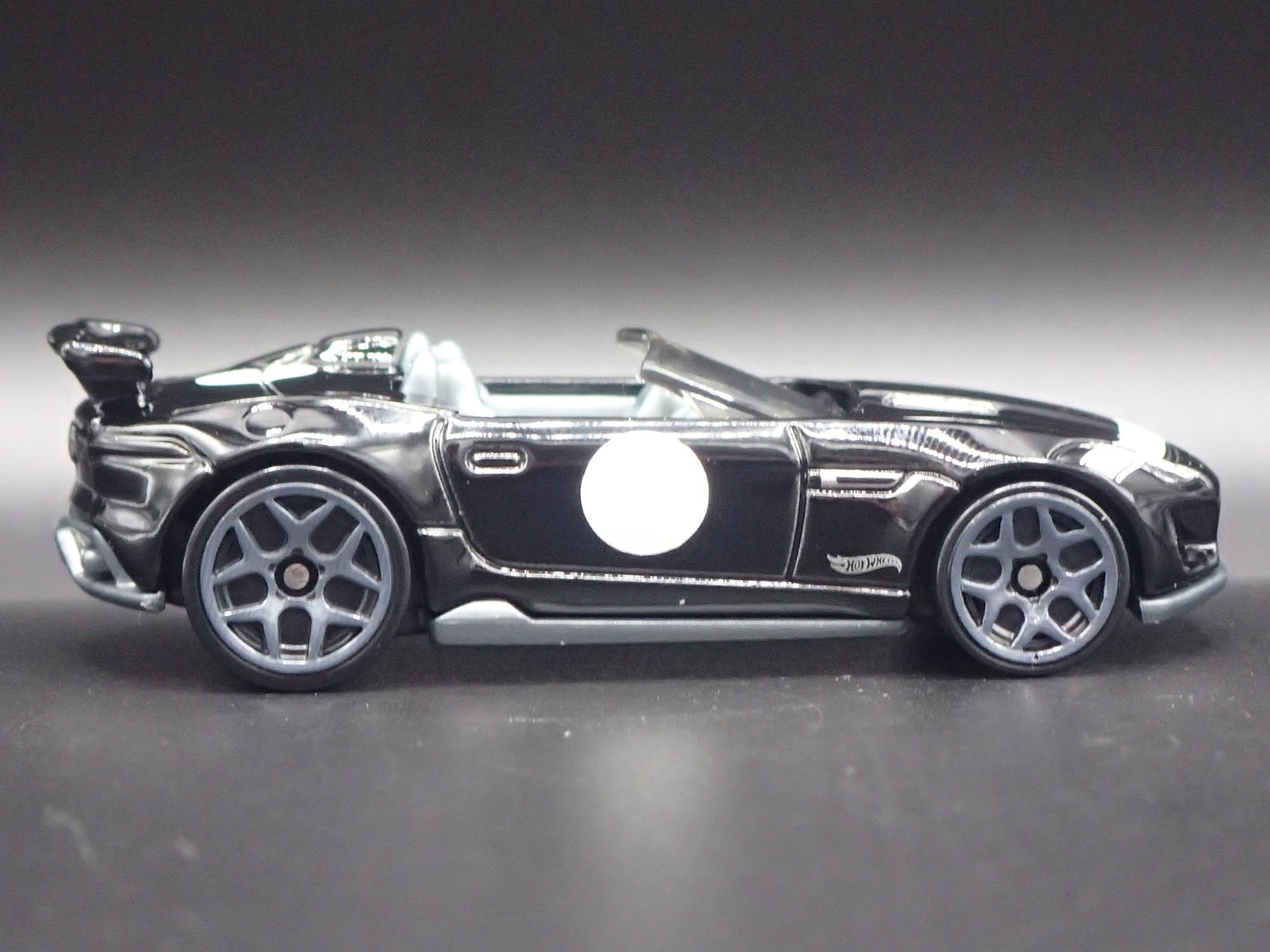 2015-2016 JAGUAR F-TYPE PROJECT 7 BLACK 1:64 SCALE DIORAMA DIECAST MODEL CAR