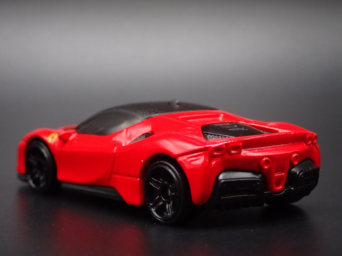 2020-2025 FERRARI SF90 STRADALE 1:64 SCALE COLLECTIBLE DIORAMA DIECAST MODEL CAR