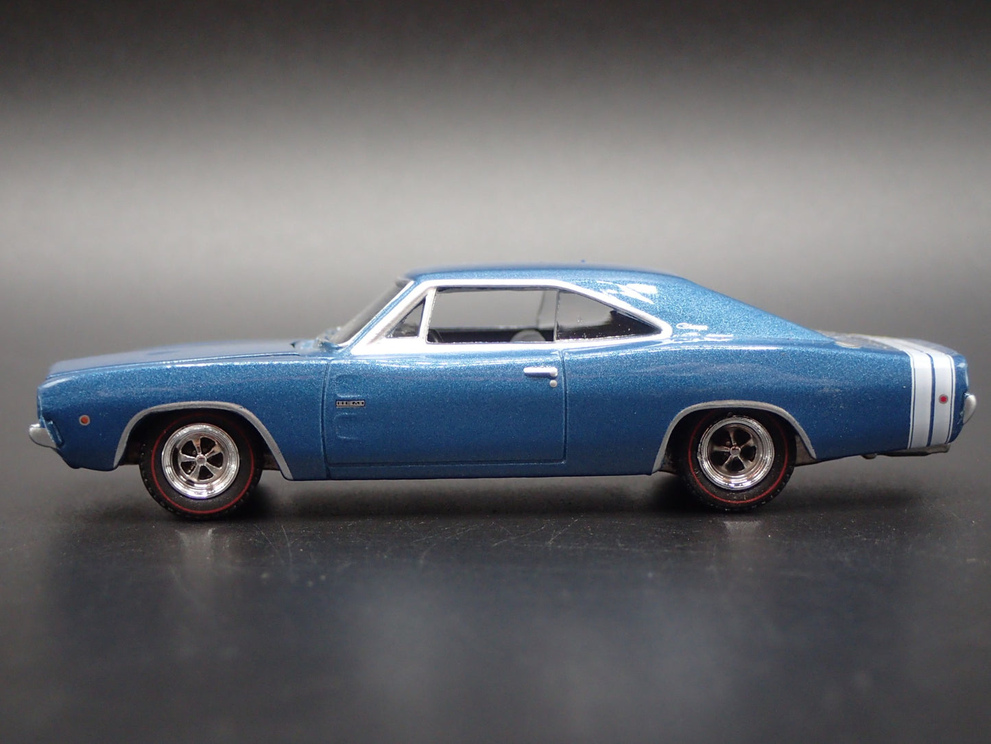 1968 68 DODGE CHARGER RT HEMI 1:64 SCALE COLLECTIBLE DIORAMA DIECAST MODEL CAR